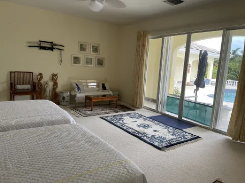 The Xanadu Tradewinds, Home Away to Paradise 8000 sq ft of privacy and a Pool.