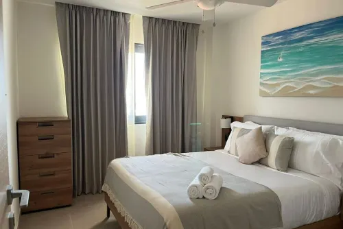 2 Bedroom Penthouse - with Rooftop Picuzzi.3 min to the beach!!