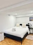 Modern Upper Beaches Home-2min from Subway Station Hotels in East York