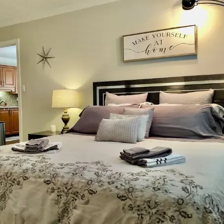 K's Cozy Condo -Mins. to Beach, Trails, Shops, Skiing. Walk to restaurants, bar.
