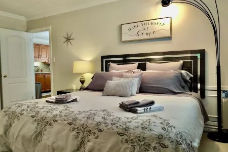 K's Cozy Condo -Mins. to Beach, Trails, Shops, Skiing. Walk to restaurants, bar.