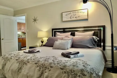 K's Cozy Condo -Mins. to Beach, Trails, Shops, Skiing. Walk to restaurants, bar.