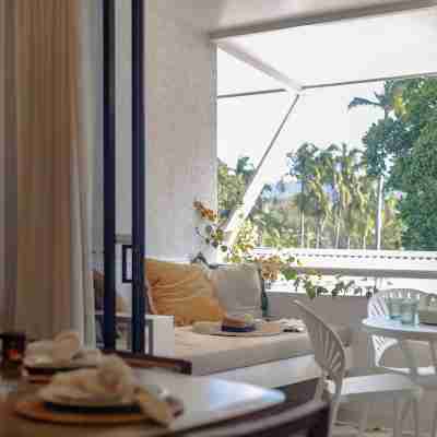 Monsoon Luxury Apartment in the heart of Macrossan Street Dining/Meeting Rooms