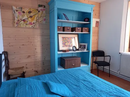 Charming, quiet, ecologically renovated town house with small garden Отели в г. Крест