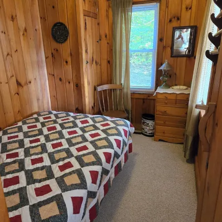 Cozy 2-bdrm, 3-season Adirondack cabin at tranquil Great Sacandaga Lake w/WiFi