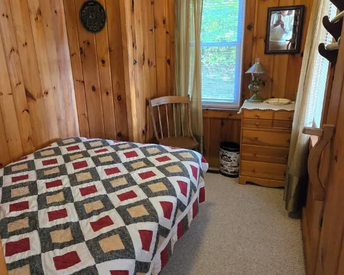 Cozy 2-bdrm, 3-season Adirondack cabin at tranquil Great Sacandaga Lake w/WiFi Hotels in Day