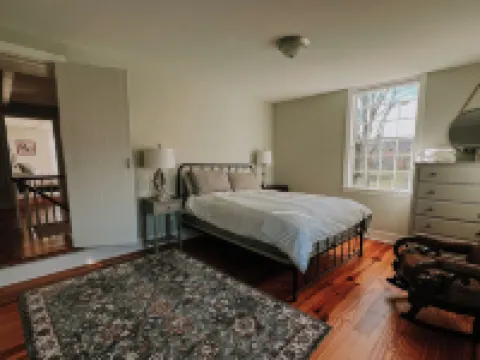 Waterfront catskills farmstay in a 19th Century historic home on an Alpaca Farm アルスターのホテル