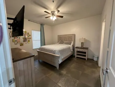 Mike’s Place - 3 Q Suite w/ TV