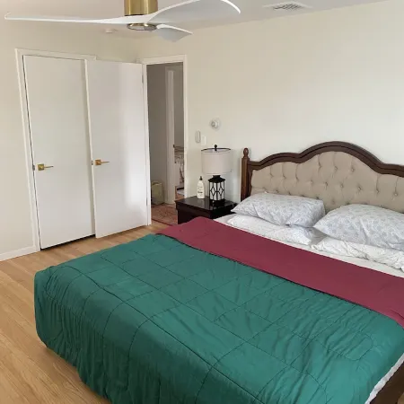 Cozy Modern 4Br Retreat on 1.5 Private Acres Near Yale & Trails Отели в г. Хамден