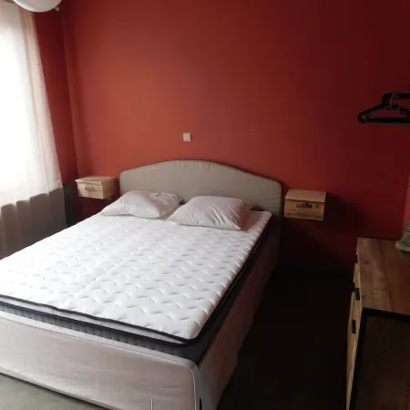 Studio near station and shops, for single person or couple