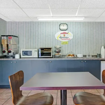 Super 8 by Wyndham Niagara Falls North Отели рядом с достопримечательностью «Прогулка Белые Воды»