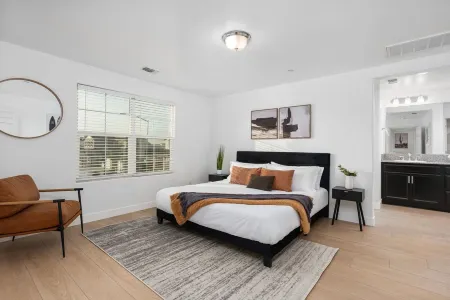 Luxury 3 bedroom House/ Designer Отели рядом с достопримечательностью «Deran Koligian Stadium»