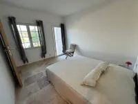 House with swimming pool in a green setting five minutes from the beach, unobstructed view Hotéis em Ceyreste