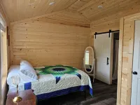 Cozy cabin in a quiet neighborhood near downtown Hamilton