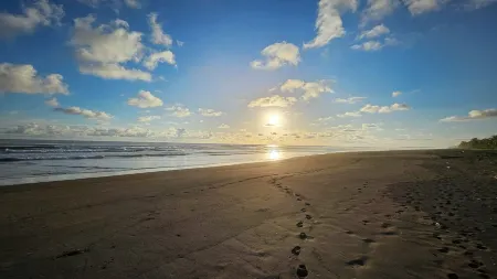 Charming 2-bedroom house with WiFi, AC in serene Parrita