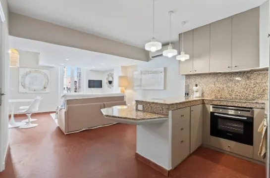 Beautifully renovated mezzanine apartment in the heart of the village of Saint-Tropez