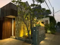 Buton Backpacker Lodge Hoteles en Pasirkaliki