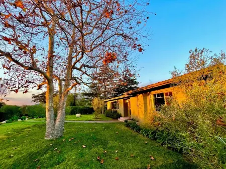 Your dream home! 3-bedroom house + guest house & pool in  Carpinteria. Отели рядом с достопримечательностью «Карпинтерия Сити Бич»