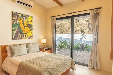 Luxury 3-bedroom villa in Samara with infinity pool, WiFi, AC