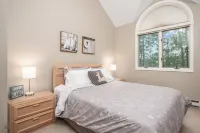 Beautiful Summer getaway near lake, hiking, and more! Clean and comfortable! - 4-Star