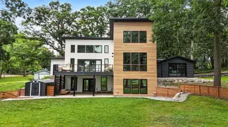 Experience Happie Space on Snow Lake, a Cozy Lakefront Retreat with Privacy