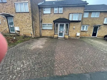 3 Bedroom House Close to Town Centre and Train Station with Driveway and Garden Отели рядом с достопримечательностью «The George Hurd Activity Centre for the over 50s»