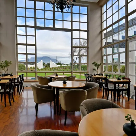 City Lodge Hotel GrandWest Отели рядом с достопримечательностью «Стадион «Атлон»»
