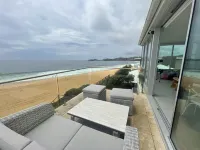 17 steps-newly renovated  penthouse apartment on wamberal beach.180degree views Hotels in Wamberal