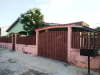 Family House, located at the entrance to Maçarico