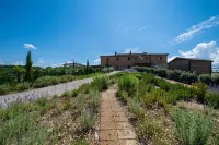 Quiet country house with swimming pool. A stone's throw from Chianti Hotels in Buonconvento