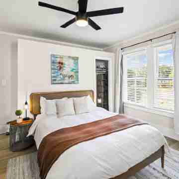 5 Min Drive to Downtown! Modern 2BR in Savannah! Rooms
