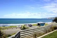 Beach Guest House - directly across the road from Wainui beach