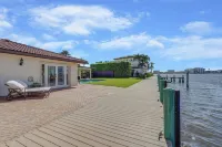 Dockside Waterfront 3-bedroom house, Plunge Pool, Chef's Kitchen in College Park