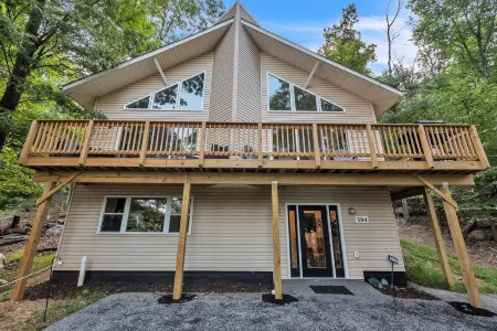 Mountain Chic Retreat-Harpers Ferry, the AT, Wine country w/ Lake Beach passes!