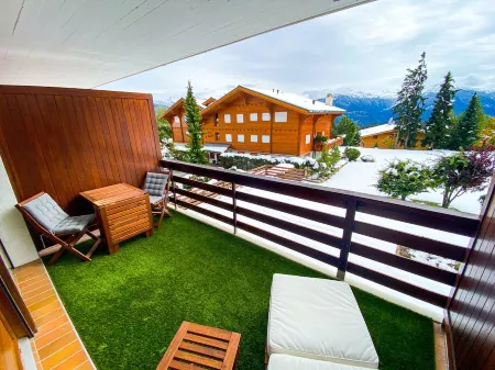 Cosy, quiet studio with terrace overlooking the Alps