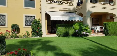 GROUND FLOOR DIRECT ACCESS TO THE BEACH Отели рядом с достопримечательностью «Isla Canela -»