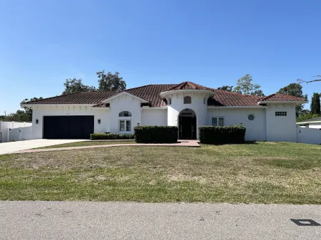 Pool house close to beaches, restaurants and amusement park