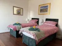 Troon town centre apartment. Great for golf, beach, coastal walks and much more. Hotels in Troon