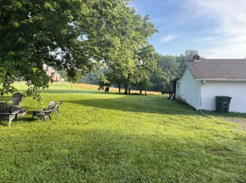 Charming 3-bedroom house located in Cottontown just 20 miles from Nashville