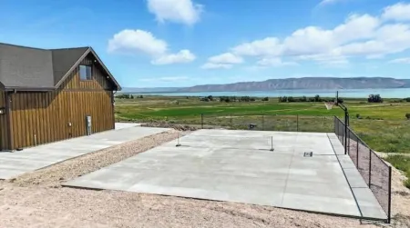 The Last Frontier - Hot Tub. Basketball Court . Teepee. 20 Acres with Lake Views