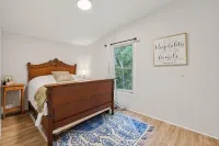 Charming 3-bedroom cabin with Moutain Views, Hottub, WiFi in Shenandoah.