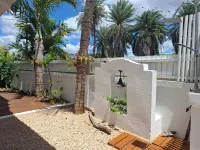 3-ensuite bedroom Beach House in Albion with a pool, a hammam and the beach Hotels in Albion