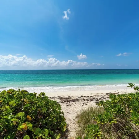 Charming 3 Bedroom Suite 200 steps to Beach, car available