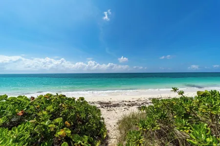 Charming 3 Bedroom Suite 200 steps to Beach, car available