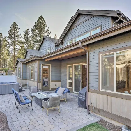 Luxury Mt Bachelor Retreat w/ Hot Tub & Patio
