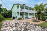 Cozy 1st floor, steps to beach, right off A1A Beach!