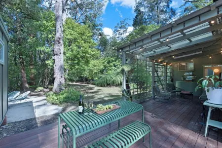 Olive-Nature haven, outdoor bath, artistic cottage, 5 mins to Hyams Beach Отели в г. Олд Эровал Бэй