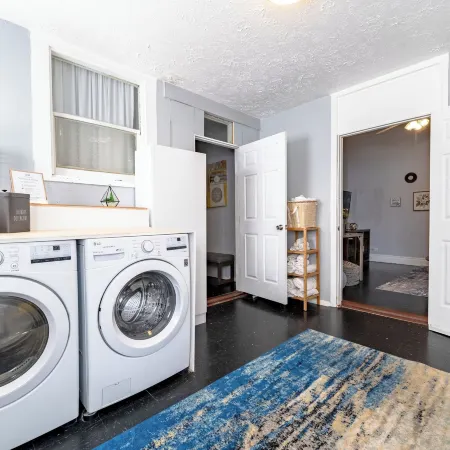 Walk to the Strand and Beach Updated Victorian Gem