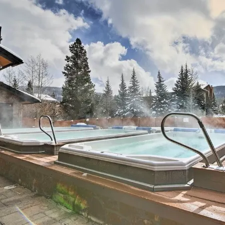 The Mogul Hut - Sleeps 7 - King + Queen + Bunks & Twin - Indoor Pool & Hot Tubs