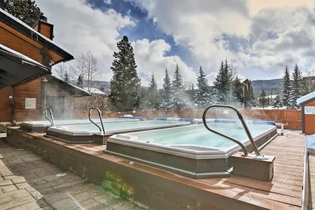 Sleeps 7- King Primary, Queen Loft, Full Size Bunk Beds + Twin, 2 Full Bathrooms Отели в г. Фриско